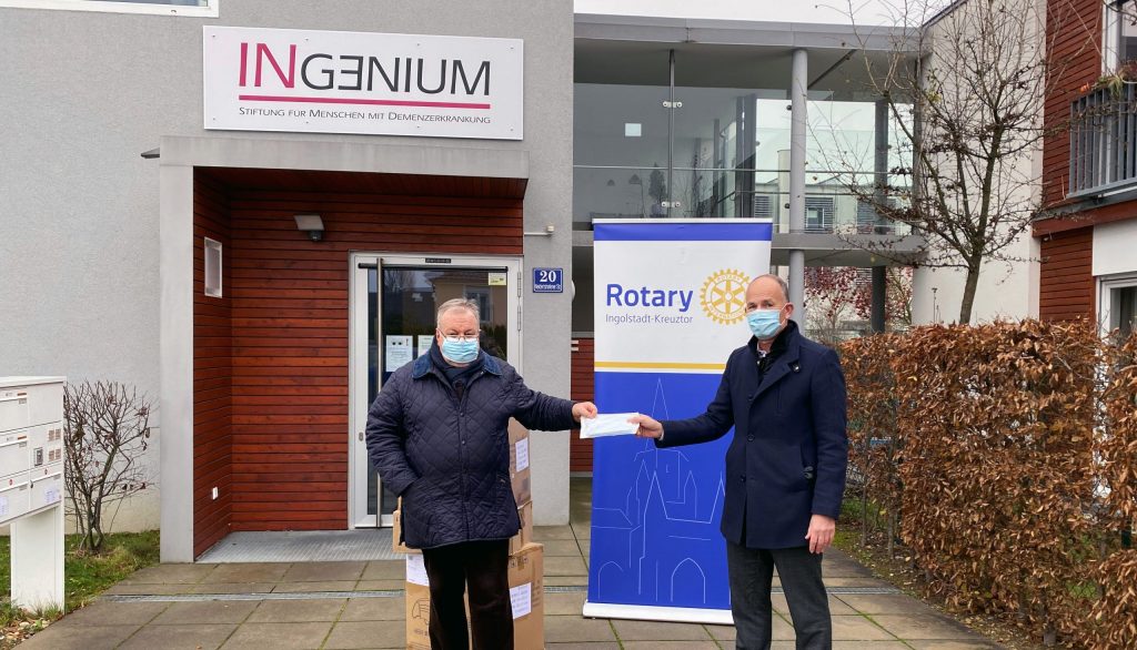 Oskar Platzer von der INGENIUM-Stiftung nimmt die 6.000 Mund-Nase-Masken von Uwe Hartmann vom Rotary Club Ingolstadt-Kreuztor entgegen.